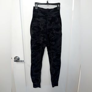 Lulu black/grey Camo joggers